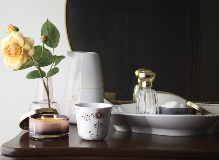 美しく見せる一輪挿しの生け方と飾り方