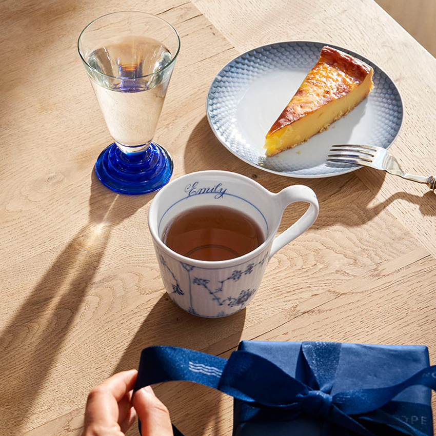 【数量・期間・店舗限定 名入れ承ります】 ブルーフルーテッド プレイン ハイハンドルマグ 330ml ビスポーク (約5ヶ月後のお届け）