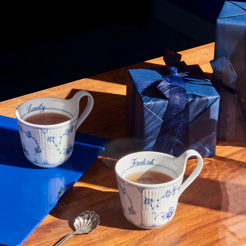 【数量・期間・店舗限定 名入れ承ります】 ブルーフルーテッド プレイン ハイハンドルマグ 330ml ビスポーク (約5ヶ月後のお届け）