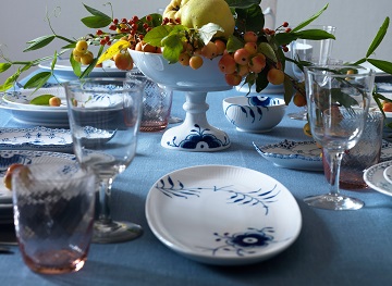 ブルーフルーテッド メガでテーブルの装いを新たに。スペシャル プロモーション セット登場