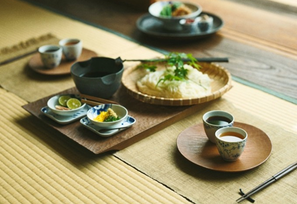 SEASONAL JOURNAL ロイヤル コペンハーゲンと、暮らしの歳時記 05 / 受け継がれる青を贈る、初夏の食卓
