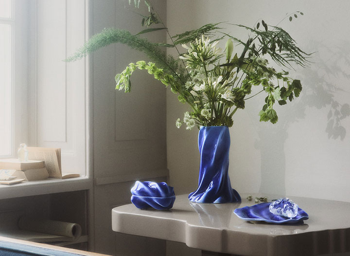 ロイヤル コペンハーゲンより 創業250周年を記念した新コレクション「Kontur（コントゥール）」誕生。波さながらのインテリアコレクション