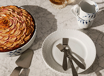 テーブルを囲もう。　“ブルーフルーテッド メガ” より新作オーブンウェア登場