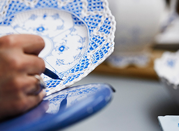 ペインターの絵付けの技を間近で体験できる  プレ 250 周年の期間限定イベントを表参道で開催