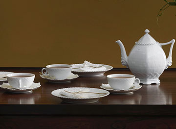 新年のお祝いに。ホワイトフルーテッド フルレース ディッシュ スクエア登場